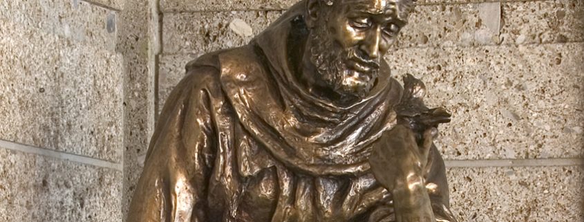 Franziskus-Statue aus Bronze im Hartmannspital