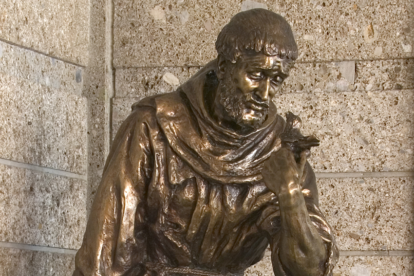 Franziskus-Statue aus Bronze im Hartmannspital