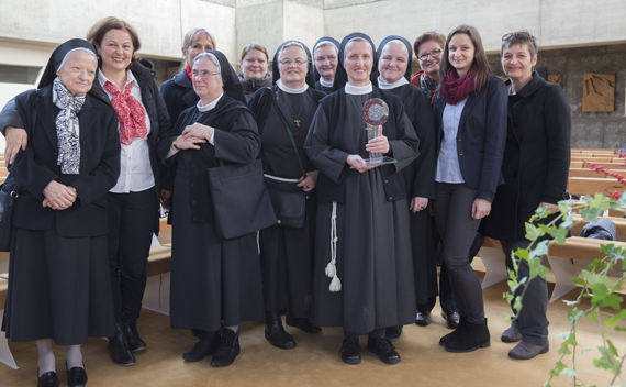 Foto der mit dem Anerkennungspreis der Orden ausgezeichneten Sr. M. Birgit Dorfmair mit Mitschwestern und Mitarbeitern.