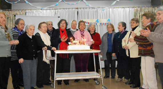 Foto einer Geburtstagsfeier mit Sr. Johanna und Bewohnerinnen des Altenwohnheimes in Oliden